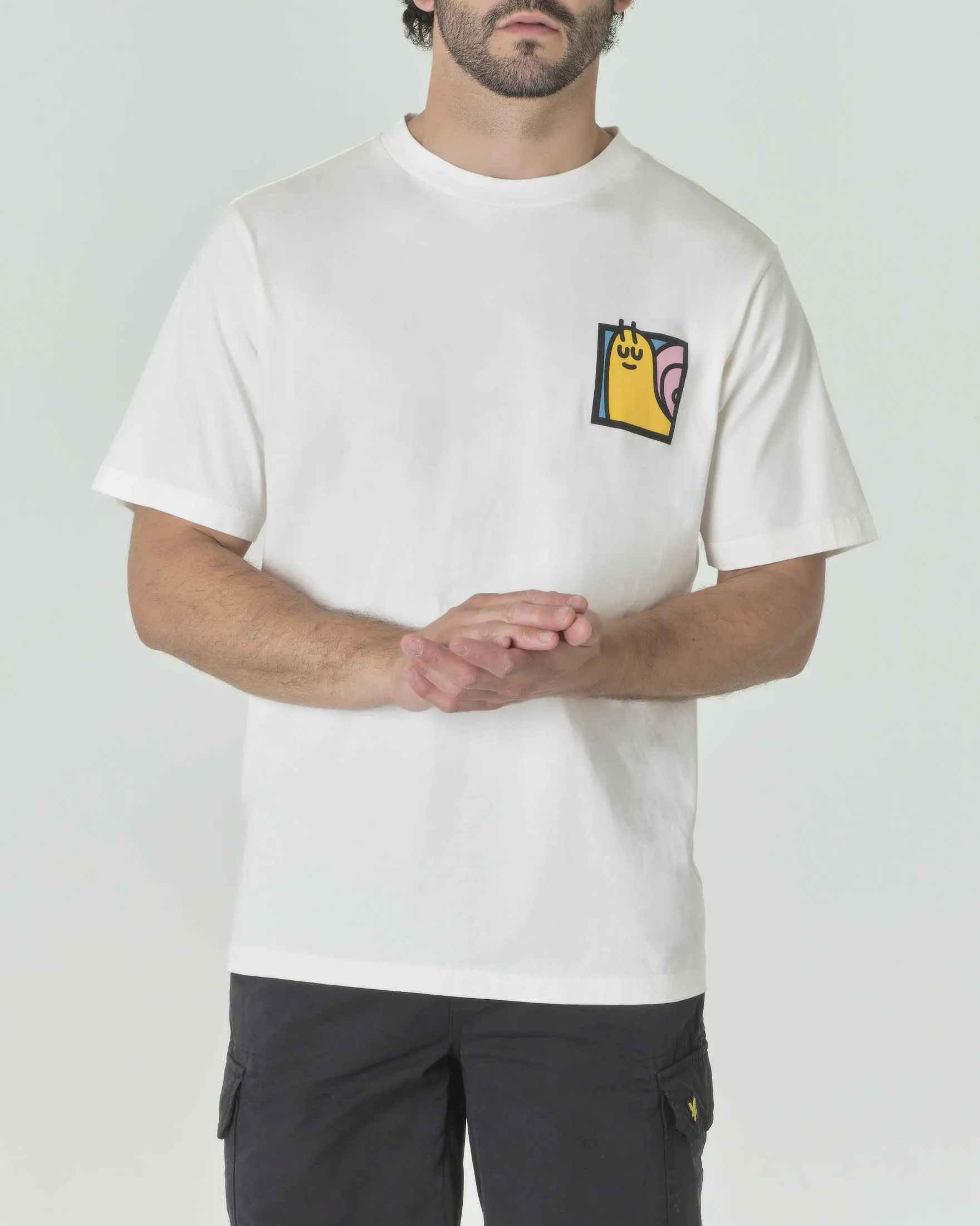 T-shirt bianca in cotone con stampa grafica di chiocciola sul petto e maxi puzzle sul retro multicolore